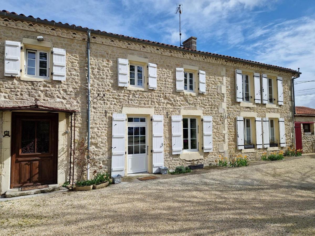 Escale Au Clos Saint Martin De Juillers Gites Et Chambres D'Hotes ภายนอก รูปภาพ