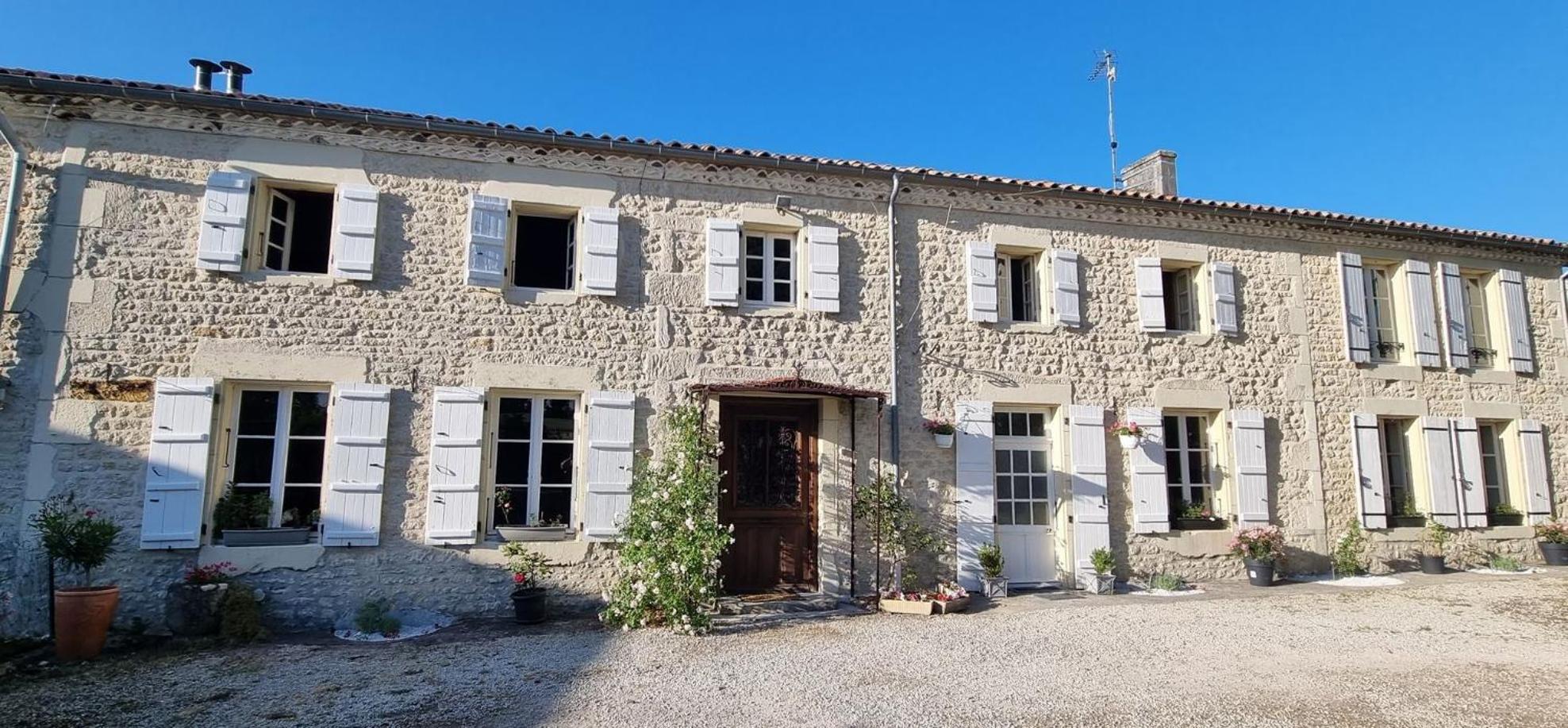 Escale Au Clos Saint Martin De Juillers Gites Et Chambres D'Hotes ภายนอก รูปภาพ