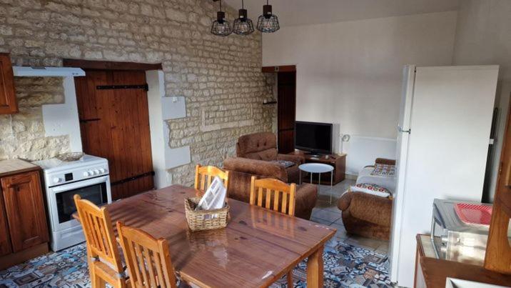 Escale Au Clos Saint Martin De Juillers Gites Et Chambres D'Hotes ภายนอก รูปภาพ
