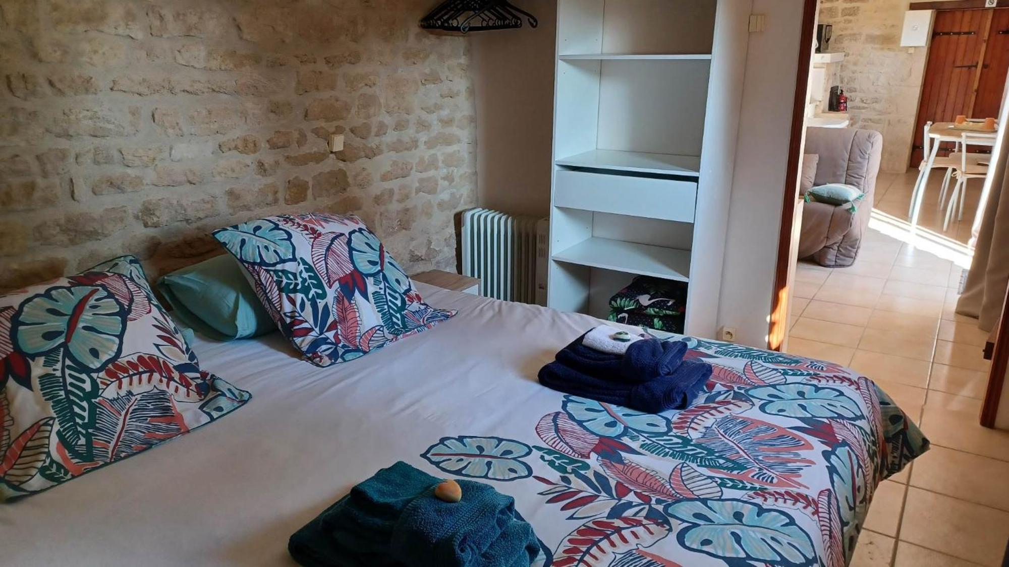 Escale Au Clos Saint Martin De Juillers Gites Et Chambres D'Hotes ภายนอก รูปภาพ