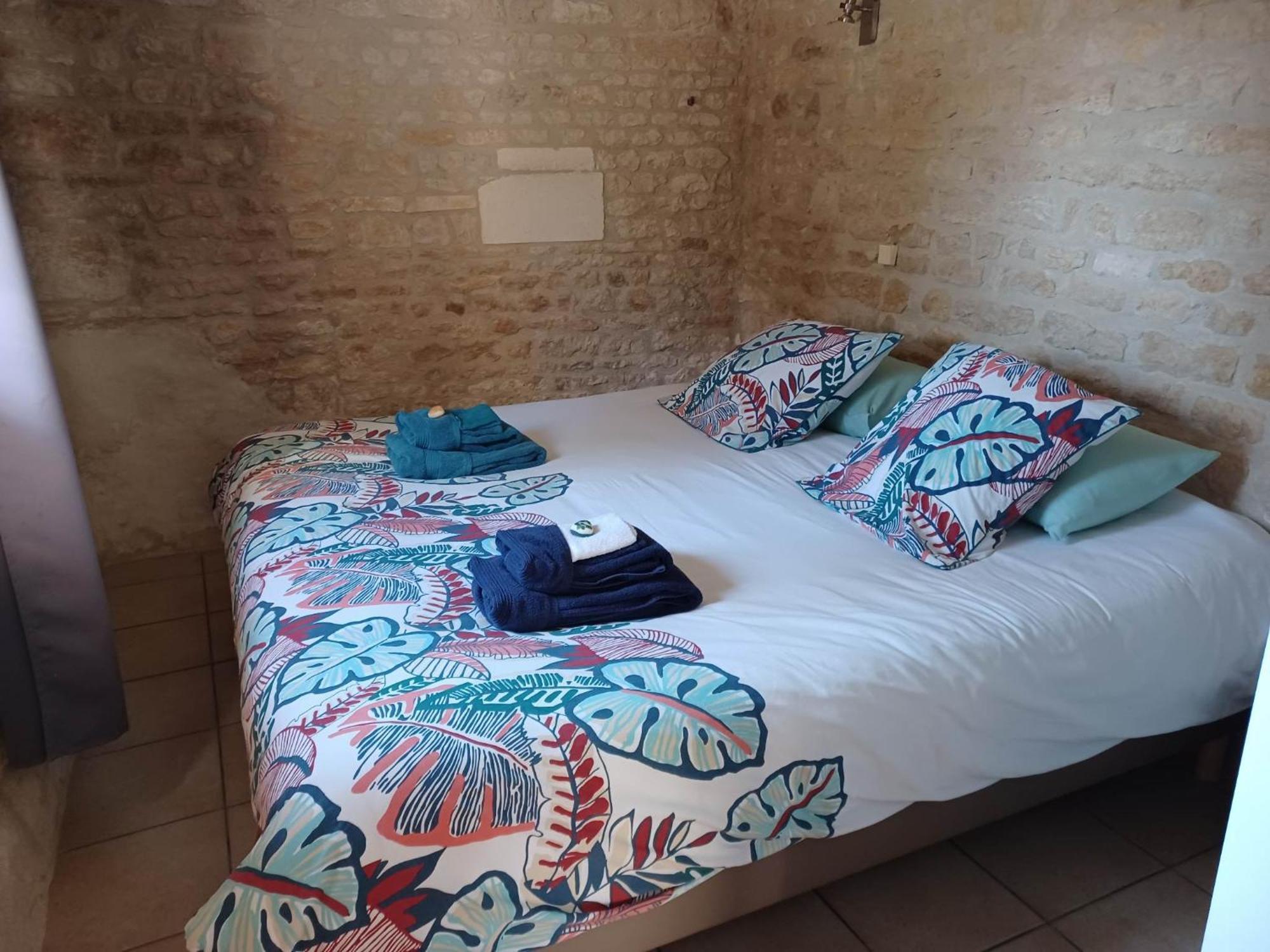 Escale Au Clos Saint Martin De Juillers Gites Et Chambres D'Hotes ภายนอก รูปภาพ