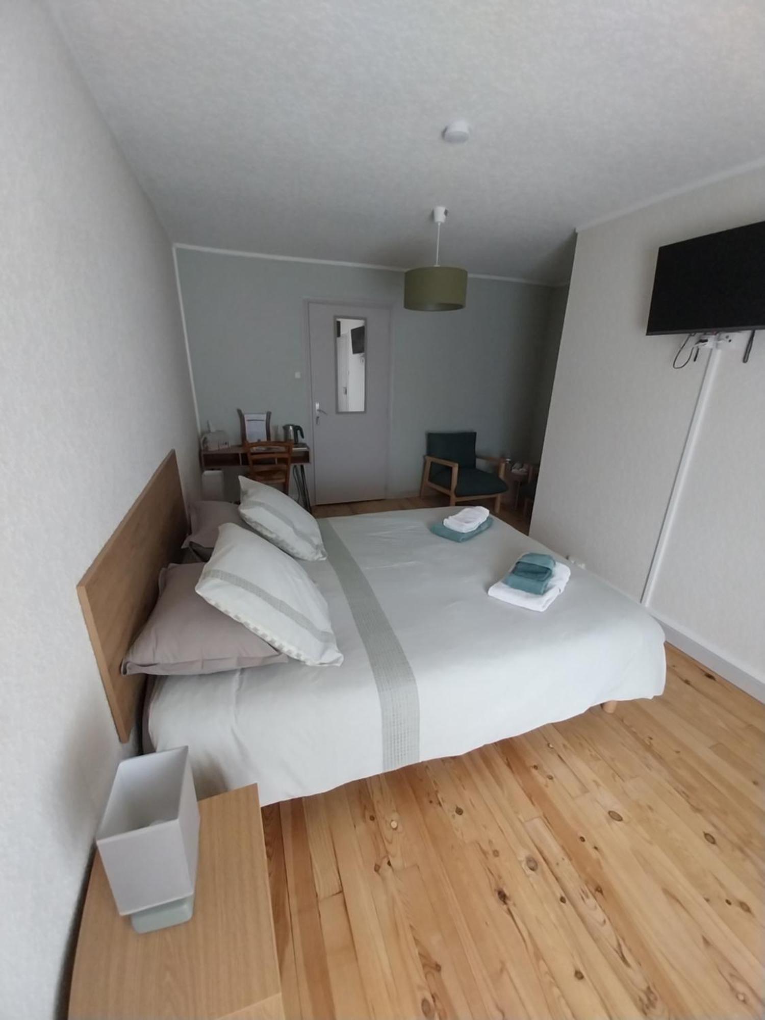 Escale Au Clos Saint Martin De Juillers Gites Et Chambres D'Hotes ภายนอก รูปภาพ